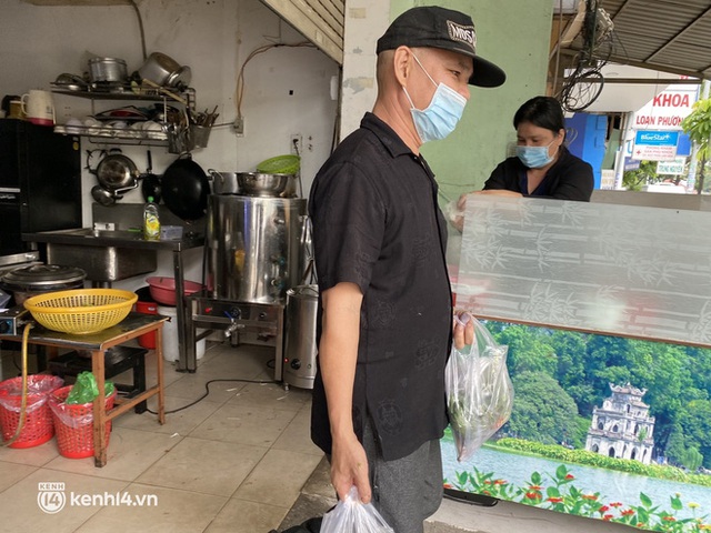  Nhiều quán ăn uống ở Sài Gòn cùng mở bán trở lại: Bún bò bán 300 tô/ngày, shipper xếp hàng mua trà sữa - Ảnh 9.
