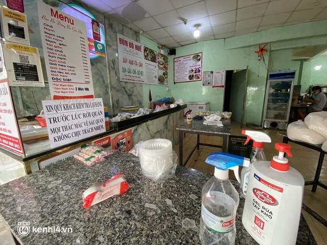  Nhiều quán ăn uống ở Sài Gòn cùng mở bán trở lại: Bún bò bán 300 tô/ngày, shipper xếp hàng mua trà sữa - Ảnh 4.