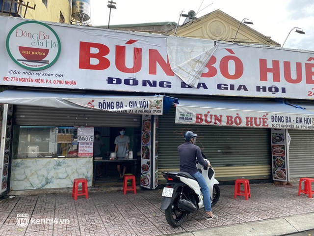  Nhiều quán ăn uống ở Sài Gòn cùng mở bán trở lại: Bún bò bán 300 tô/ngày, shipper xếp hàng mua trà sữa - Ảnh 2.