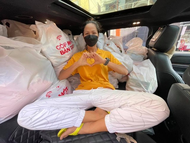 Xế hộp tiền tỷ của hoa hậu HHen Niê bị móp méo, vỡ gương sau khi đi tiếp tế lương thực - Ảnh 2.