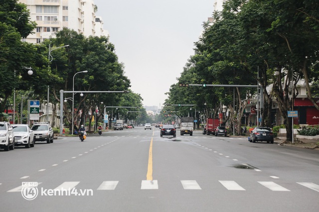  Toàn cảnh quận 7 trước ngày thí điểm mở cửa: Nhiều hàng quán ăn uống vẫn “im lìm” - Ảnh 1.