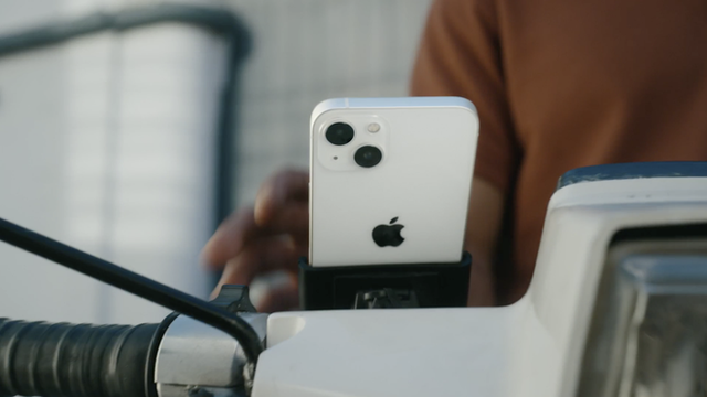 Apple quay xe: Hôm trước vừa khuyến cáo người dùng không nên gắn iPhone lên xe máy, hôm sau đã tung quảng cáo iPhone 13... được gắn lên xe máy - Ảnh 1.