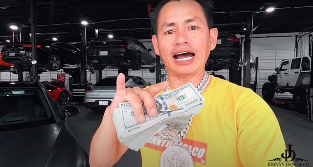  Tỷ phú Johnny Đặng chứng minh độ giàu có, tặng thưởng răng kim cương, 30 ngàn đô và siêu xe hơn 2 tỷ - Ảnh 1.