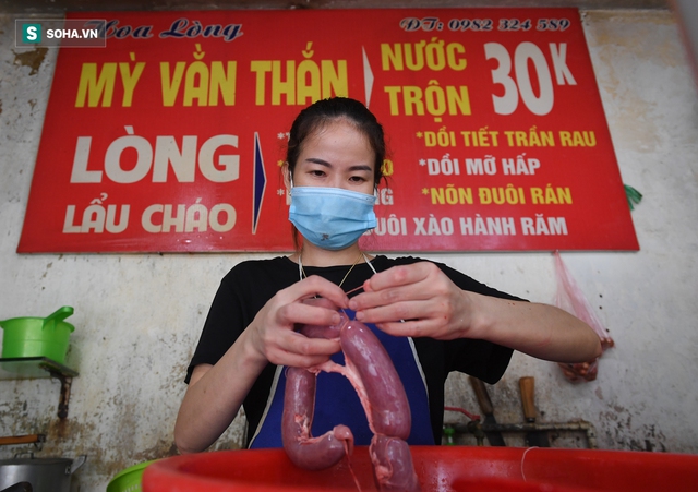  Được bán mang về, chủ quán ăn ở Hà Nội chỉ dám làm số lượng ít để thăm dò - Ảnh 2.