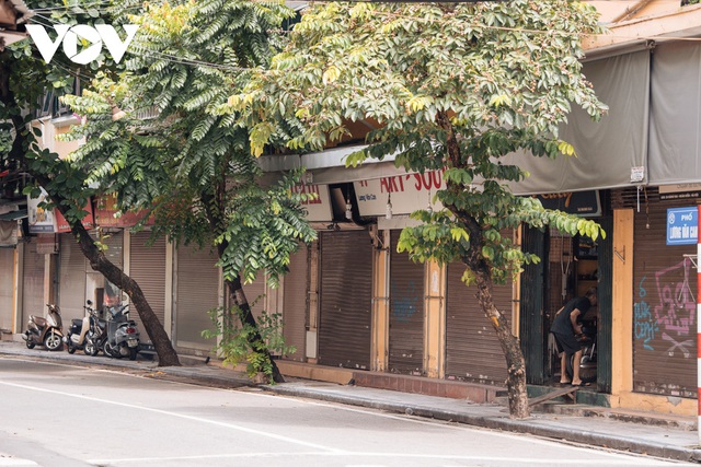  Các con phố buôn bán tại Hà Nội vẫn im lìm chờ ngày mở cửa trở lại - Ảnh 17.