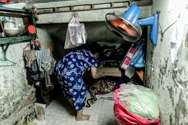 Hai mẹ con sống dưới gầm cầu thang suốt 23 năm: “Bố đột quỵ, mẹ đột quỵ, mai mốt con có thế không?” - Ảnh 4. Hai mẹ con sống dưới gầm cầu thang suốt 23 năm: “Bố đột quỵ, mẹ đột quỵ, mai mốt con có thế không?” - Ảnh 4.