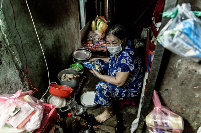 Hai mẹ con sống dưới gầm cầu thang suốt 23 năm: “Bố đột quỵ, mẹ đột quỵ, mai mốt con có thế không?” - Ảnh 5. Hai mẹ con sống dưới gầm cầu thang suốt 23 năm: “Bố đột quỵ, mẹ đột quỵ, mai mốt con có thế không?” - Ảnh 5.