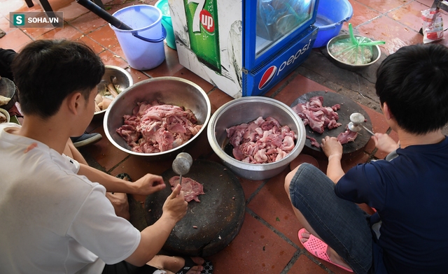  Được bán mang về, chủ quán ăn ở Hà Nội chỉ dám làm số lượng ít để thăm dò - Ảnh 5.