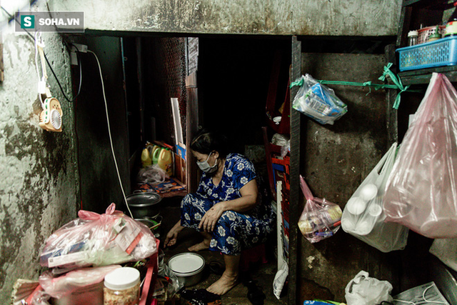 Hai mẹ con sống dưới gầm cầu thang suốt 23 năm: “Bố đột quỵ, mẹ đột quỵ, mai mốt con có thế không?” - Ảnh 8. Hai mẹ con sống dưới gầm cầu thang suốt 23 năm: “Bố đột quỵ, mẹ đột quỵ, mai mốt con có thế không?” - Ảnh 8.