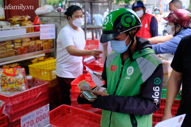 Hàng trăm người Sài Gòn chen chúc xếp hàng chờ mua bánh Trung thu giữa lúc giãn cách - Ảnh 7.