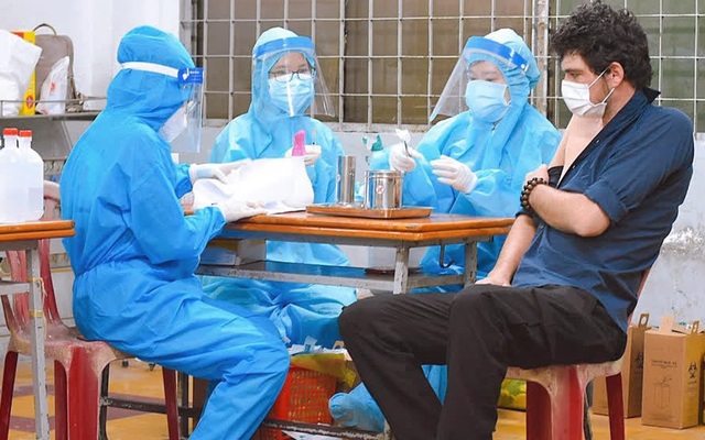 Tiêm vắc xin cho người nước ngoài tại TPHCM