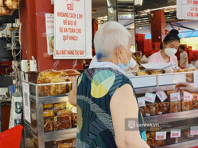  Bánh Trung thu Như Lan có 50 tuổi vẫn hot nhất Sài Gòn: Shipper đợi 2 tiếng chưa tới lượt, khách sộp mua hẳn 11 triệu tiền bánh! - Ảnh 2.