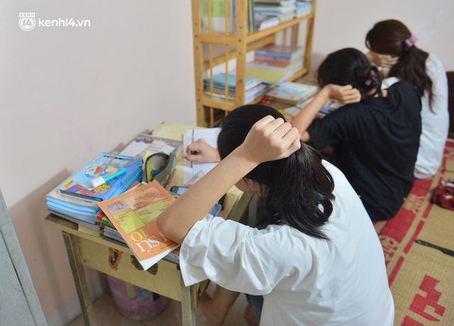  Quay cuồng cảnh học online trong gia đình 8 người con ở Hà Nội: Đứa mượn điện thoại, đứa đi học nhờ, đứa tranh thủ học ké khi anh chị được ra chơi - Ảnh 2.