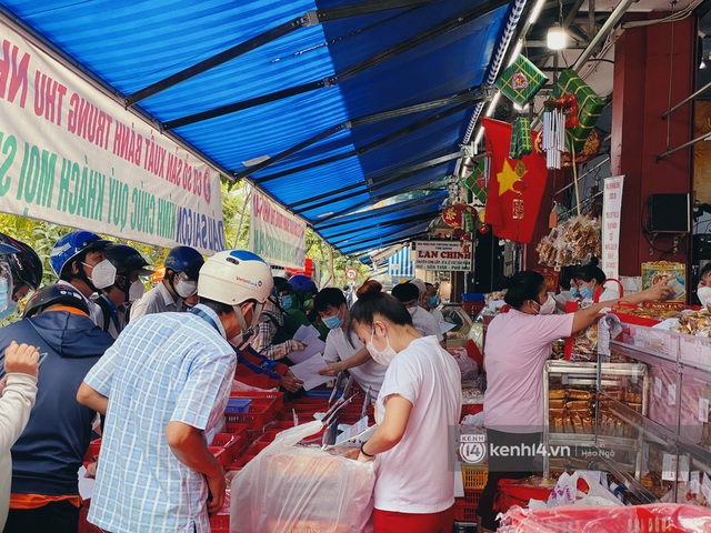  Bánh Trung thu Như Lan có 50 tuổi vẫn hot nhất Sài Gòn: Shipper đợi 2 tiếng chưa tới lượt, khách sộp mua hẳn 11 triệu tiền bánh! - Ảnh 3.