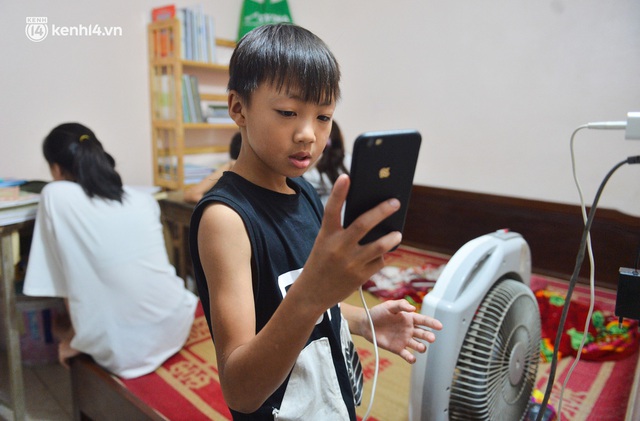  Quay cuồng cảnh học online trong gia đình 8 người con ở Hà Nội: Đứa mượn điện thoại, đứa đi học nhờ, đứa tranh thủ học ké khi anh chị được ra chơi - Ảnh 3.