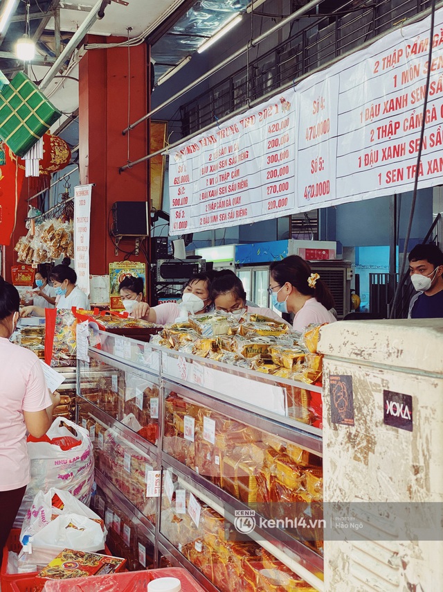  Bánh Trung thu Như Lan có 50 tuổi vẫn hot nhất Sài Gòn: Shipper đợi 2 tiếng chưa tới lượt, khách sộp mua hẳn 11 triệu tiền bánh! - Ảnh 4.