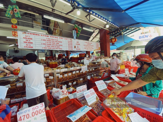  Bánh Trung thu Như Lan có 50 tuổi vẫn hot nhất Sài Gòn: Shipper đợi 2 tiếng chưa tới lượt, khách sộp mua hẳn 11 triệu tiền bánh! - Ảnh 6.