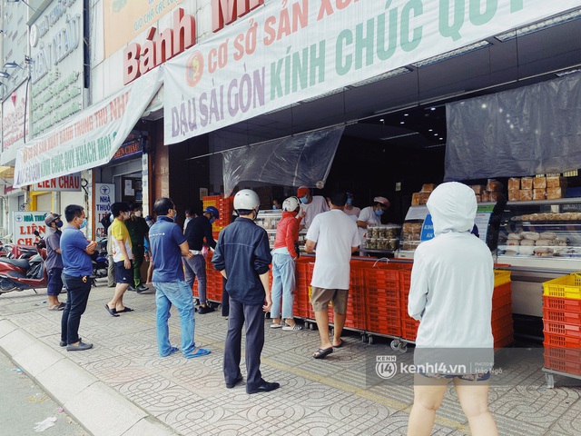  Bánh Trung thu Như Lan có 50 tuổi vẫn hot nhất Sài Gòn: Shipper đợi 2 tiếng chưa tới lượt, khách sộp mua hẳn 11 triệu tiền bánh! - Ảnh 9.