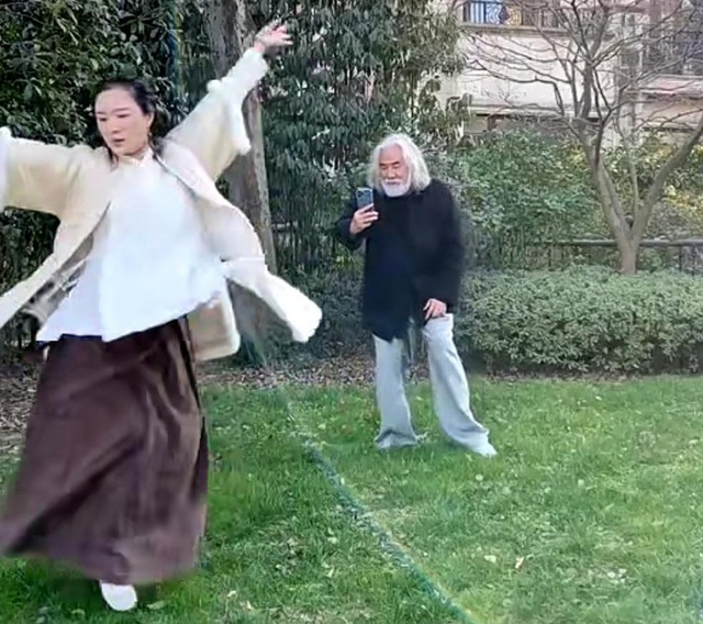  Tài tử Thiên long bát bộ: Hết thời, livestream bán vàng kiếm tiền, 70 tuổi lấy vợ đáng tuổi con - Ảnh 4.