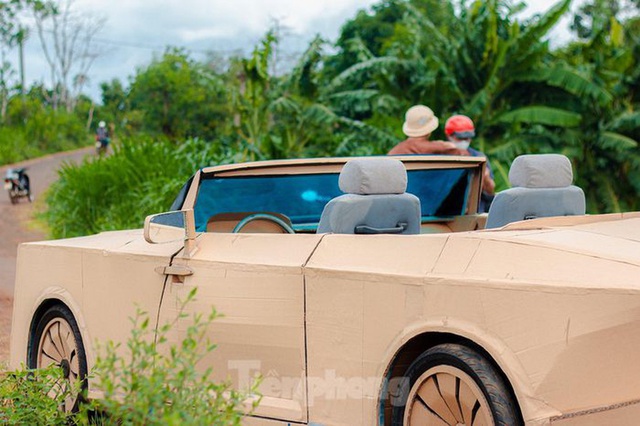  Thợ Việt chế kiểu dáng Rolls-Royce mui trần bằng bìa cứng - Ảnh 8.