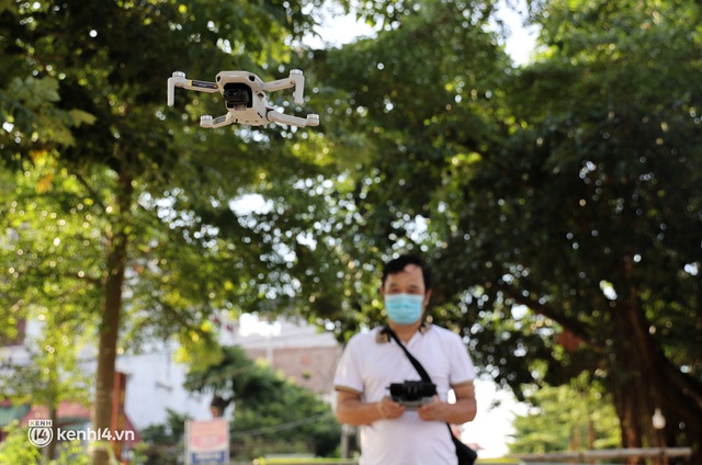  Ảnh: Cận cảnh địa phương đầu tiên tại Hà Nội sử dụng flycam giám sát người dân tại khu vực phong toả - Ảnh 7.