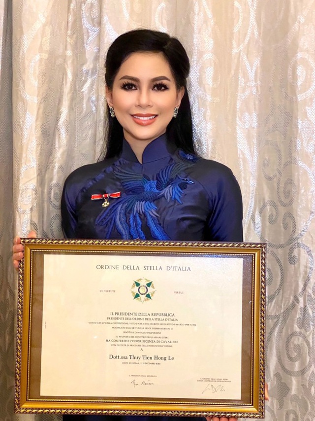 Nhận tước hiệu Hiệp sĩ, phu nhân tỷ phú Johnathan Hạnh Nguyễn vẫn thần thái ngút ngàn như ngày nào! - Ảnh 1. Nhận tước hiệu Hiệp sĩ, phu nhân tỷ phú Johnathan Hạnh Nguyễn vẫn thần thái ngút ngàn như ngày nào! - Ảnh 1.