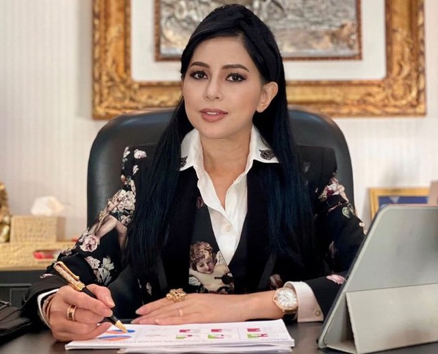 Nhận tước hiệu Hiệp sĩ, phu nhân tỷ phú Johnathan Hạnh Nguyễn vẫn thần thái ngút ngàn như ngày nào! - Ảnh 3. Nhận tước hiệu Hiệp sĩ, phu nhân tỷ phú Johnathan Hạnh Nguyễn vẫn thần thái ngút ngàn như ngày nào! - Ảnh 3.