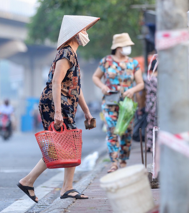  Hà Nội sau 2 tháng giãn cách xã hội: Sướng quá! Hôm nay tôi mới ra mua bún, phở - Ảnh 1.