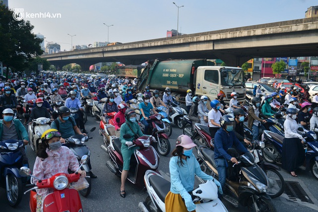  Ảnh: Hà Nội sáng đầu tiên nới lỏng giãn cách xã hội, người dân lại được trải nghiệm đặc sản tắc đường - Ảnh 13.