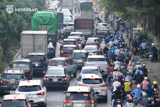  Ảnh: Hà Nội sáng đầu tiên nới lỏng giãn cách xã hội, người dân lại được trải nghiệm đặc sản tắc đường - Ảnh 19.