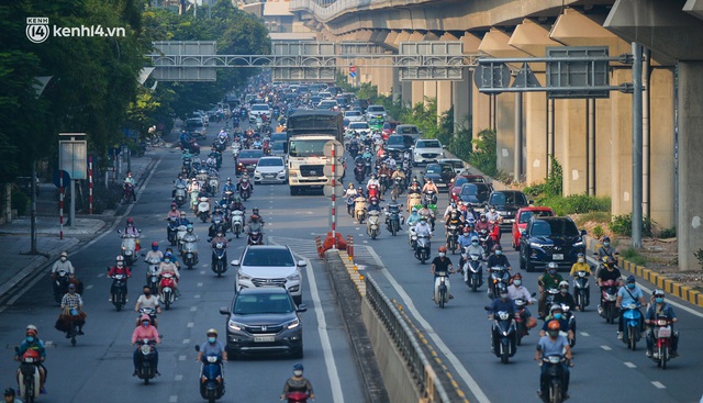  Ảnh: Hà Nội sáng đầu tiên nới lỏng giãn cách xã hội, người dân lại được trải nghiệm đặc sản tắc đường - Ảnh 5.