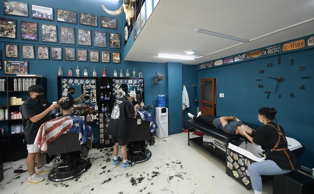  CLIP: Người dân Thủ đô ùn ùn kéo đi cắt tóc trong ngày đầu tiên chấm dứt giãn cách xã hội  - Ảnh 11.