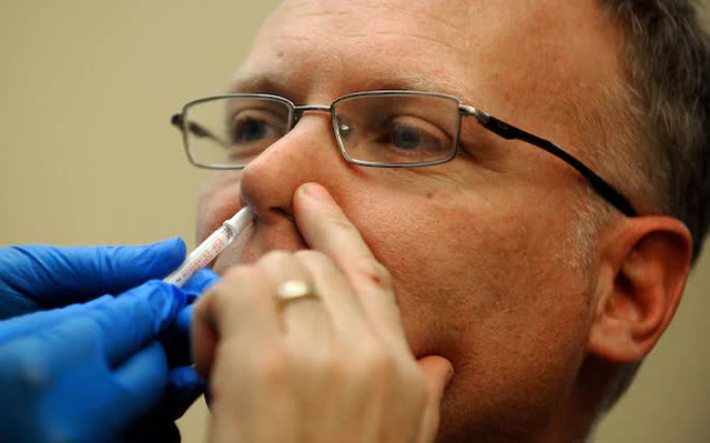 Thử nghiệm vaccine ngừa Covid-19 bằng đường mũi. Nguồn ảnh: National Geographic