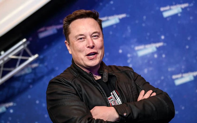Elon Musk, chủ sở hữu công ty SpaceX và CEO của Tesla, tạo dáng khi đứng trên thảm đỏ của lễ trao giải Axel Springer, được tổ chức tại Berlin, ngày 1 tháng 12 năm 2020.