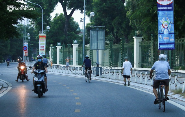  Toàn cảnh Hà Nội trong ngày đầu nới lỏng giãn cách: Đặc sản tắc đường, nhịp sống quay trở lại, người dân ùn ùn ra cửa ngõ rời Thủ đô - Ảnh 1.