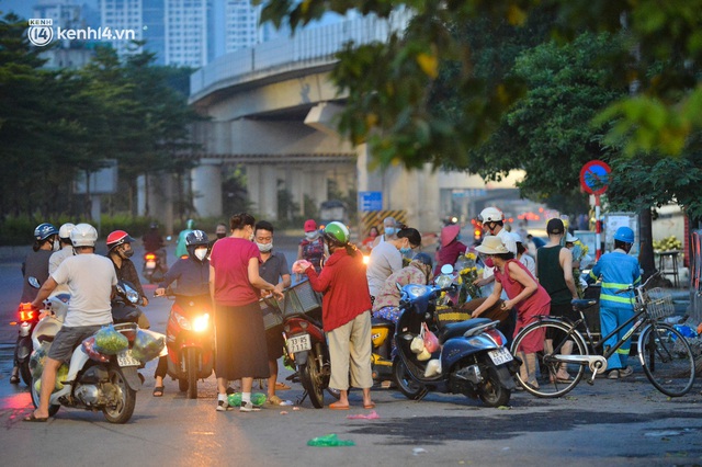  Toàn cảnh Hà Nội trong ngày đầu nới lỏng giãn cách: Đặc sản tắc đường, nhịp sống quay trở lại, người dân ùn ùn ra cửa ngõ rời Thủ đô - Ảnh 2.