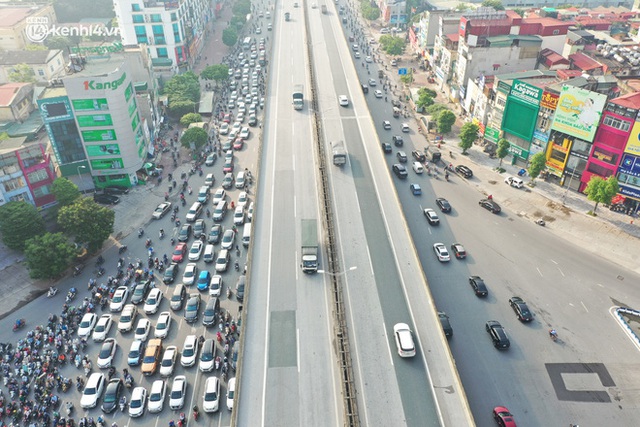  Toàn cảnh Hà Nội trong ngày đầu nới lỏng giãn cách: Đặc sản tắc đường, nhịp sống quay trở lại, người dân ùn ùn ra cửa ngõ rời Thủ đô - Ảnh 12.