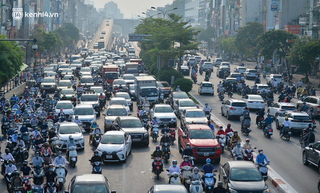  Toàn cảnh Hà Nội trong ngày đầu nới lỏng giãn cách: Đặc sản tắc đường, nhịp sống quay trở lại, người dân ùn ùn ra cửa ngõ rời Thủ đô - Ảnh 15.