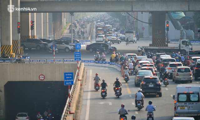  Toàn cảnh Hà Nội trong ngày đầu nới lỏng giãn cách: Đặc sản tắc đường, nhịp sống quay trở lại, người dân ùn ùn ra cửa ngõ rời Thủ đô - Ảnh 19.