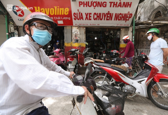  Toàn cảnh Hà Nội trong ngày đầu nới lỏng giãn cách: Đặc sản tắc đường, nhịp sống quay trở lại, người dân ùn ùn ra cửa ngõ rời Thủ đô - Ảnh 25.