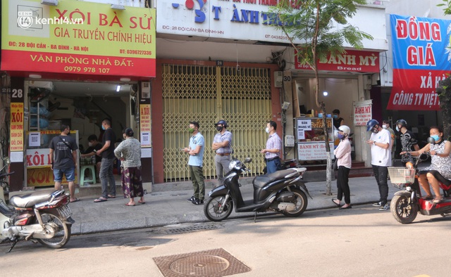  Toàn cảnh Hà Nội trong ngày đầu nới lỏng giãn cách: Đặc sản tắc đường, nhịp sống quay trở lại, người dân ùn ùn ra cửa ngõ rời Thủ đô - Ảnh 4.