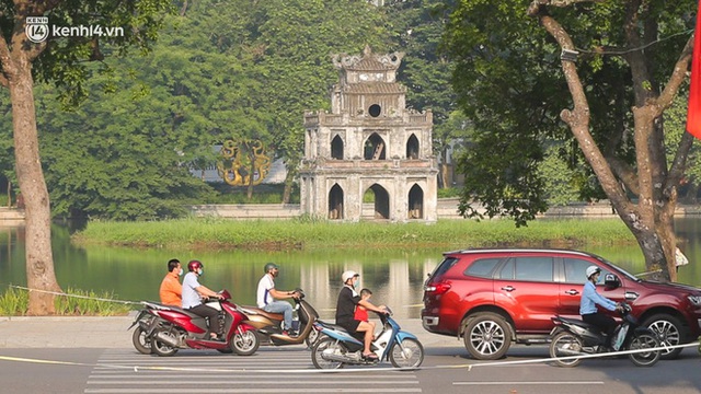  Toàn cảnh Hà Nội trong ngày đầu nới lỏng giãn cách: Đặc sản tắc đường, nhịp sống quay trở lại, người dân ùn ùn ra cửa ngõ rời Thủ đô - Ảnh 6.