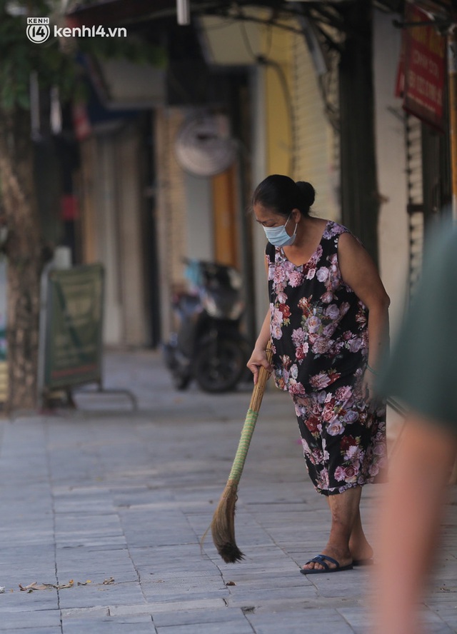  Toàn cảnh Hà Nội trong ngày đầu nới lỏng giãn cách: Đặc sản tắc đường, nhịp sống quay trở lại, người dân ùn ùn ra cửa ngõ rời Thủ đô - Ảnh 8.