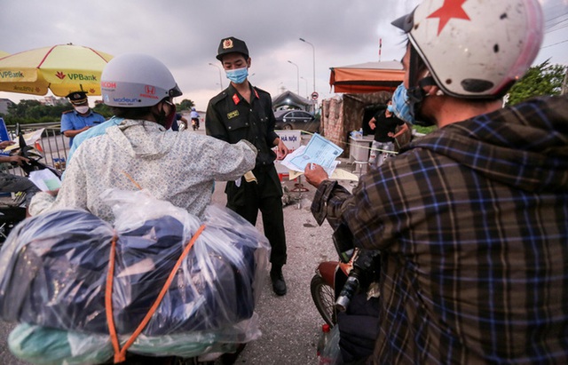  CLIP: Người dân các tỉnh ùn ùn đổ về Thủ đô sau khi Hà Nội nới lỏng giãn cách xã hội - Ảnh 7.