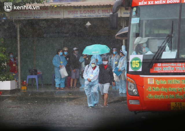 Hàng trăm bà bầu đội mưa, đợi xe về Quảng Ngãi sau bao ngày trông ngóng: Được về là tốt lắm rồi - Ảnh 2.