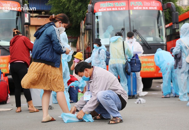 Hàng trăm bà bầu đội mưa, đợi xe về Quảng Ngãi sau bao ngày trông ngóng: Được về là tốt lắm rồi - Ảnh 11.