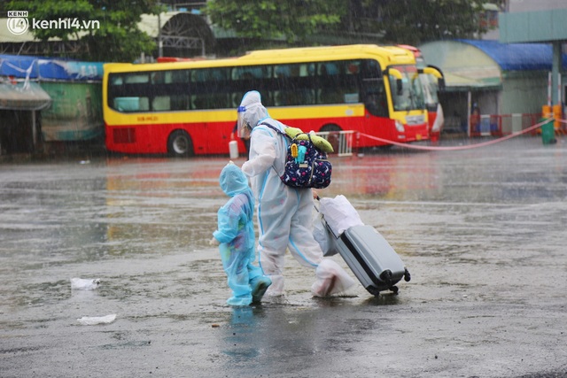 Hàng trăm bà bầu đội mưa, đợi xe về Quảng Ngãi sau bao ngày trông ngóng: Được về là tốt lắm rồi - Ảnh 13.
