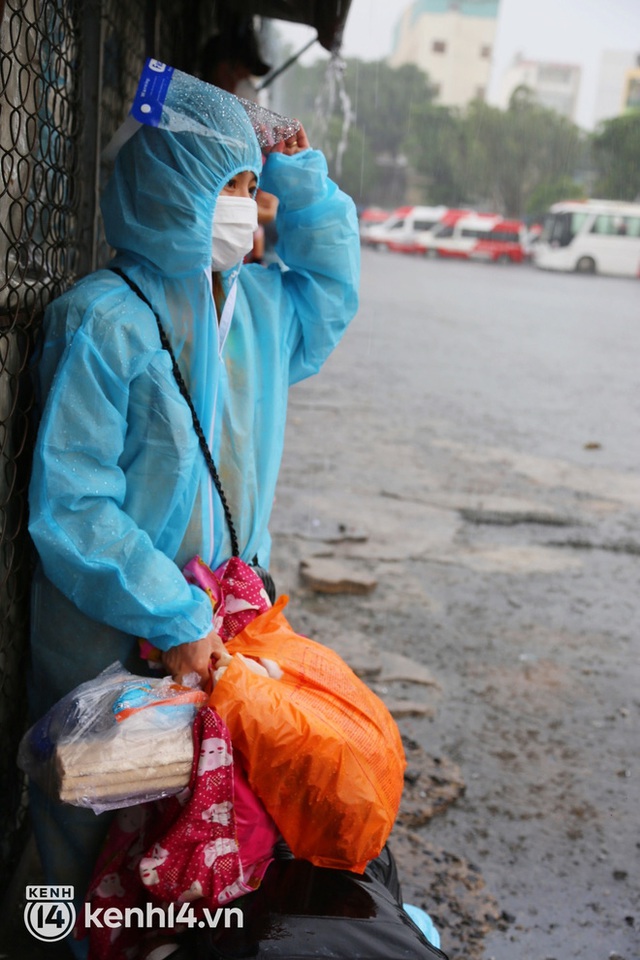 Hàng trăm bà bầu đội mưa, đợi xe về Quảng Ngãi sau bao ngày trông ngóng: Được về là tốt lắm rồi - Ảnh 3.