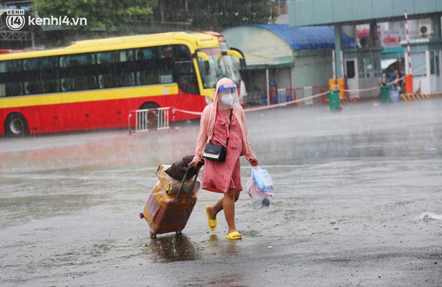 Hàng trăm bà bầu đội mưa, đợi xe về Quảng Ngãi sau bao ngày trông ngóng: Được về là tốt lắm rồi - Ảnh 4.