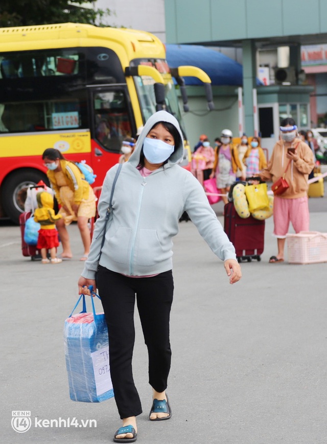 Hàng trăm bà bầu đội mưa, đợi xe về Quảng Ngãi sau bao ngày trông ngóng: Được về là tốt lắm rồi - Ảnh 9.